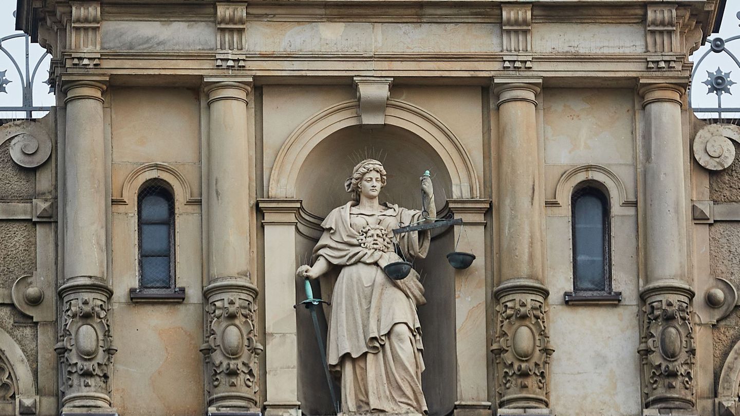 Zwei Apotheker und vier leitende Mitarbeiter ihrer Unternehmen werden sich am Landgericht Hamburg einem Prozess wegen Bestechung