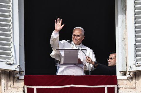 Papst Leo XIV. auf einem Balkon im Vatikan