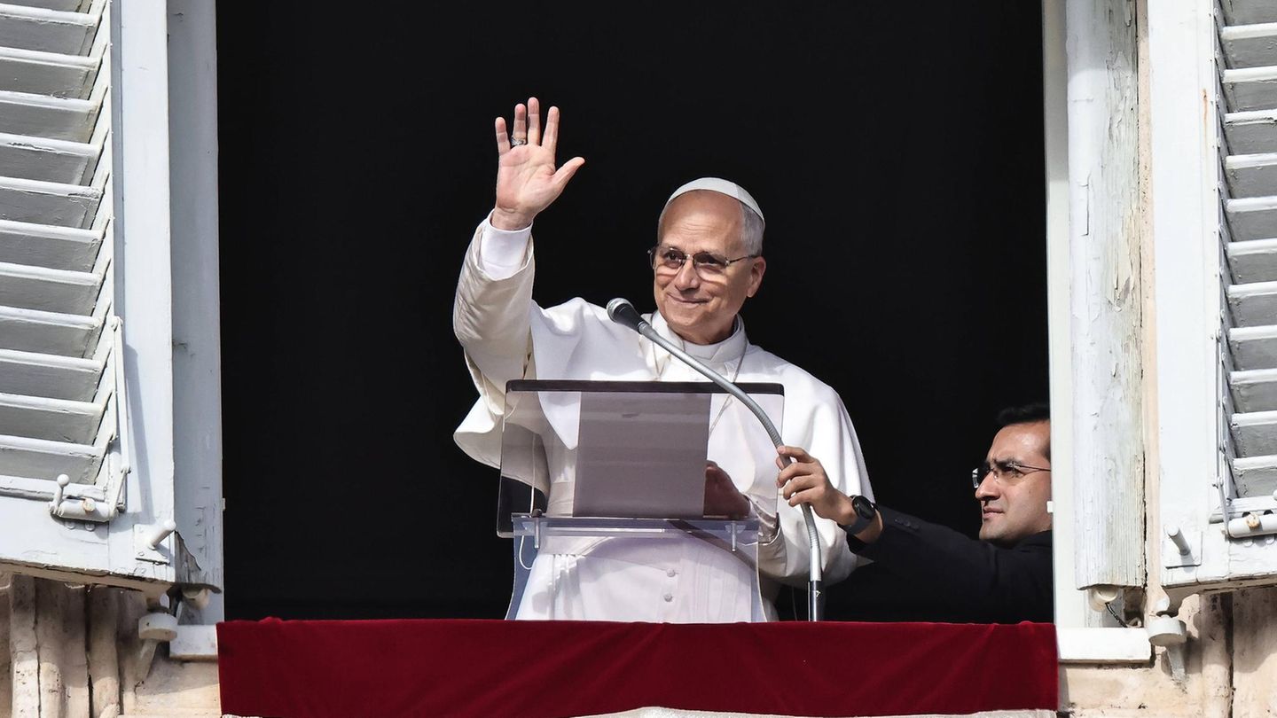 Papst Leo XIV. auf einem Balkon im Vatikan