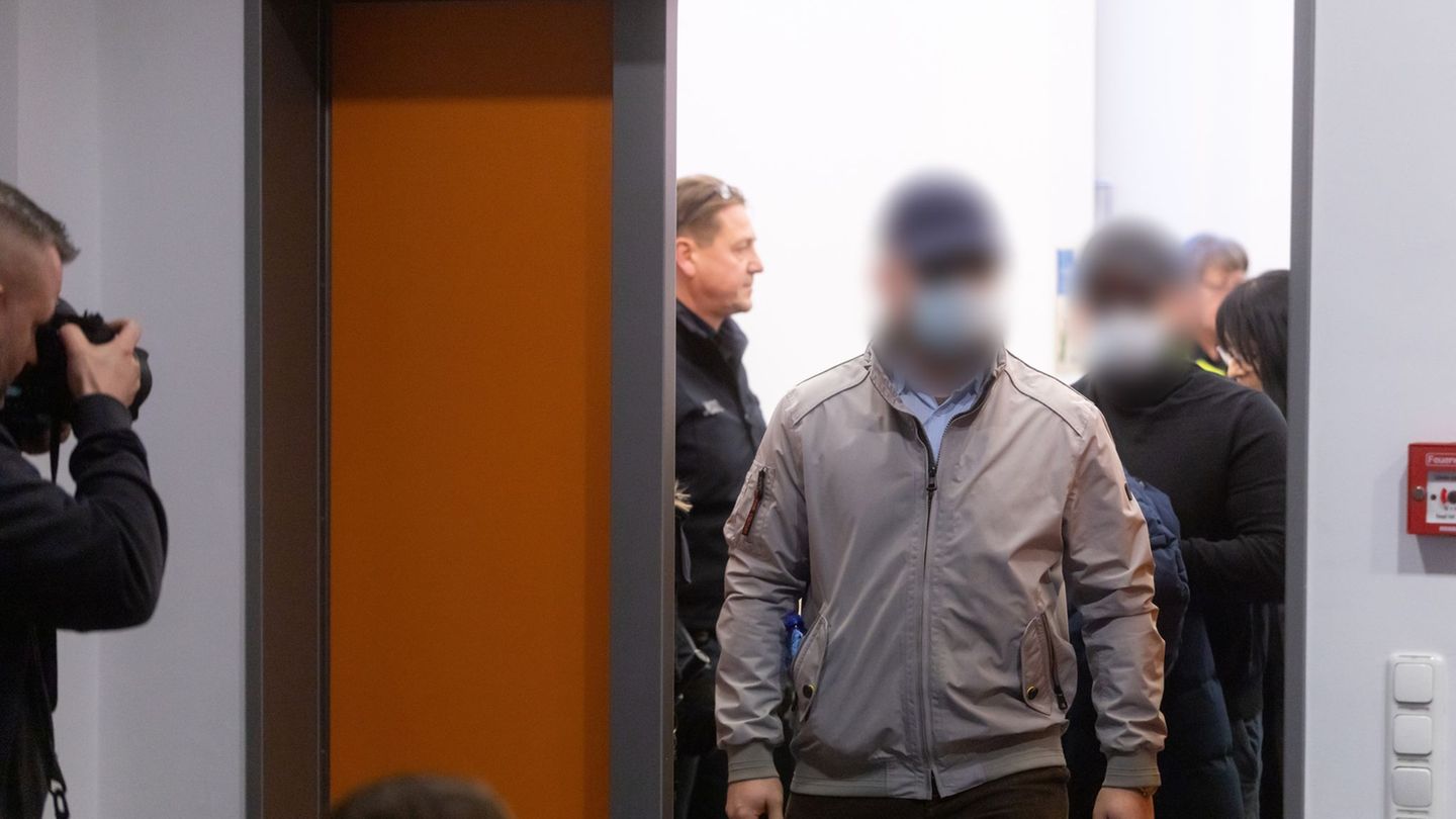 Die Angeklagten kommen zu Beginn des Revisionsverfahren im Fretterode-Prozess in den Gerichtssaal am Landgericht. Foto: Michael