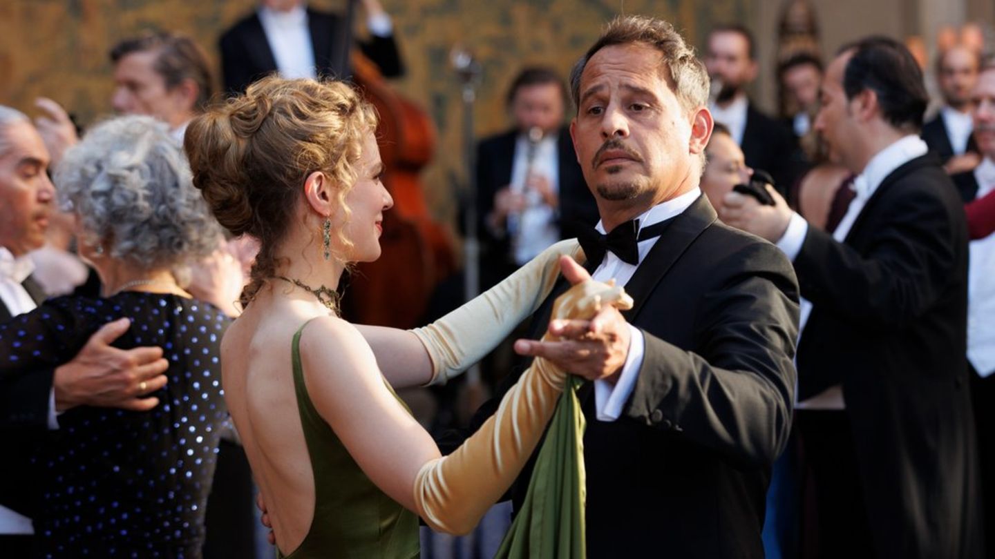 Moritz Bleibtreu spielt in " Miss Sophie - Same Procedure as Every Year" die Rolle des Mr. Pommeroy.