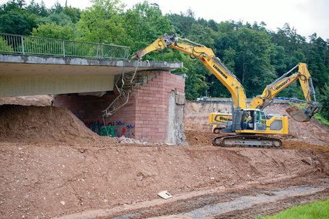 Nach den Abrissarbeiten sollen nun bald die Bagger anrollen für den Neubau. (Archivbild) Foto: Uwe Anspach/dpa