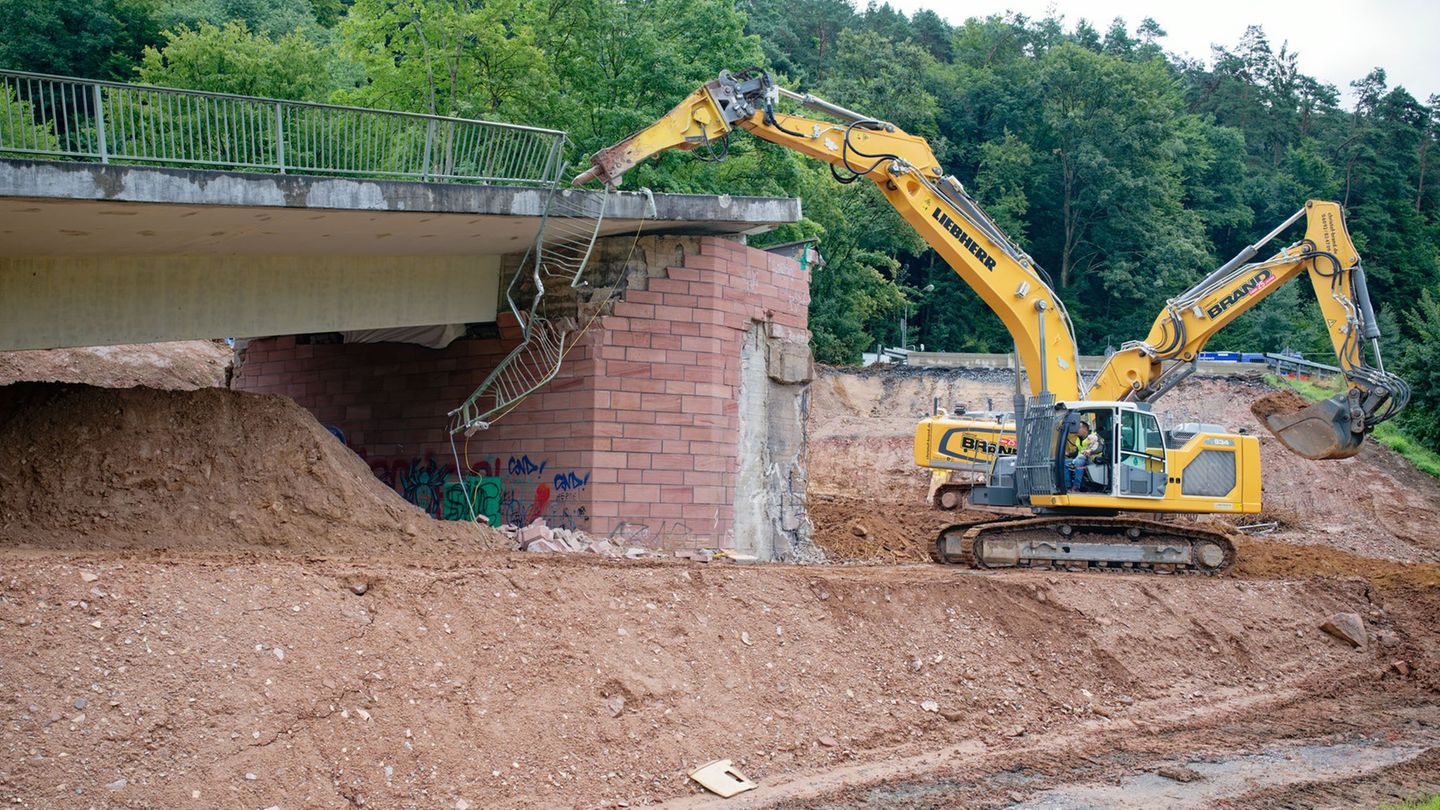 Nach den Abrissarbeiten sollen nun bald die Bagger anrollen für den Neubau. (Archivbild) Foto: Uwe Anspach/dpa