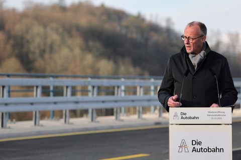 Bundeskanzler Friedrich Merz (CDU) spricht bei der Eröffnung der Rahmedetalbrücke. Foto: Rolf Vennenbernd/dpa