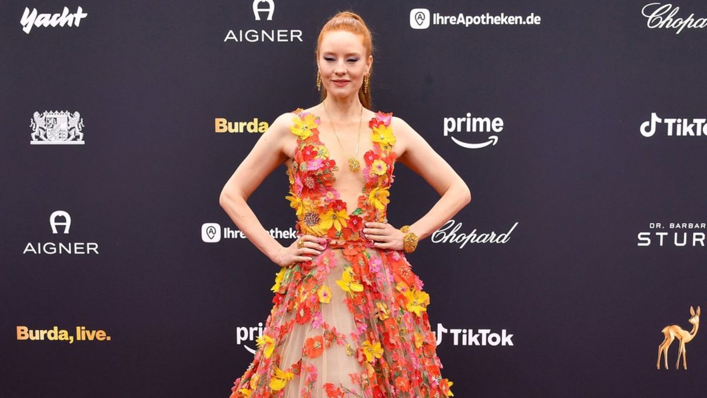 Bei der Bambi-Verleihung glänzte Barbara Meier noch in einer glamourösen Robe - Weihnachten fällt bei ihr dagegen eine Spur sc