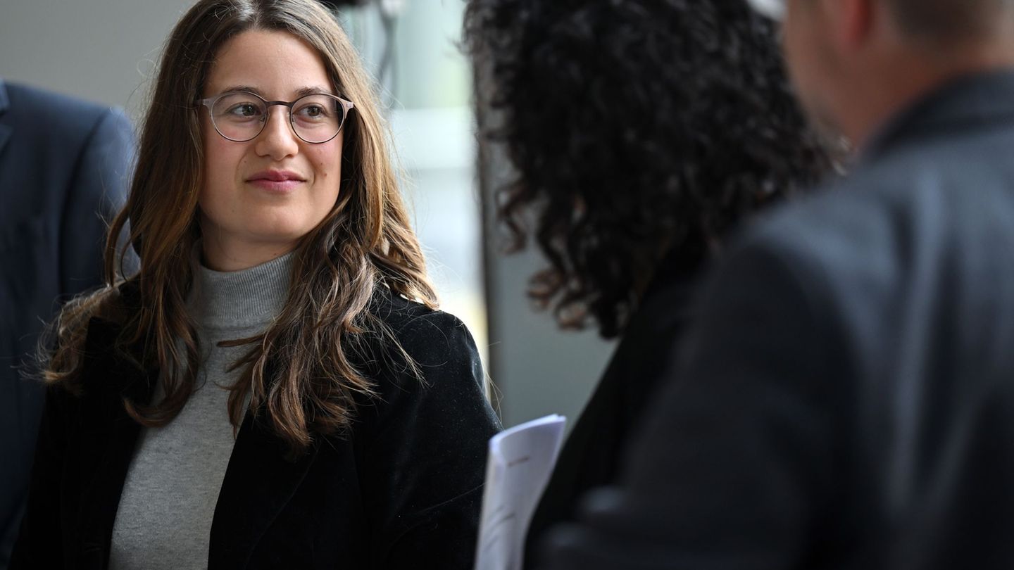 Güngör drängt auf einen schnellen Ausbau der Angebote zur vertraulichen Spurensicherung. (Archivbild) Foto: Martin Schutt/dpa