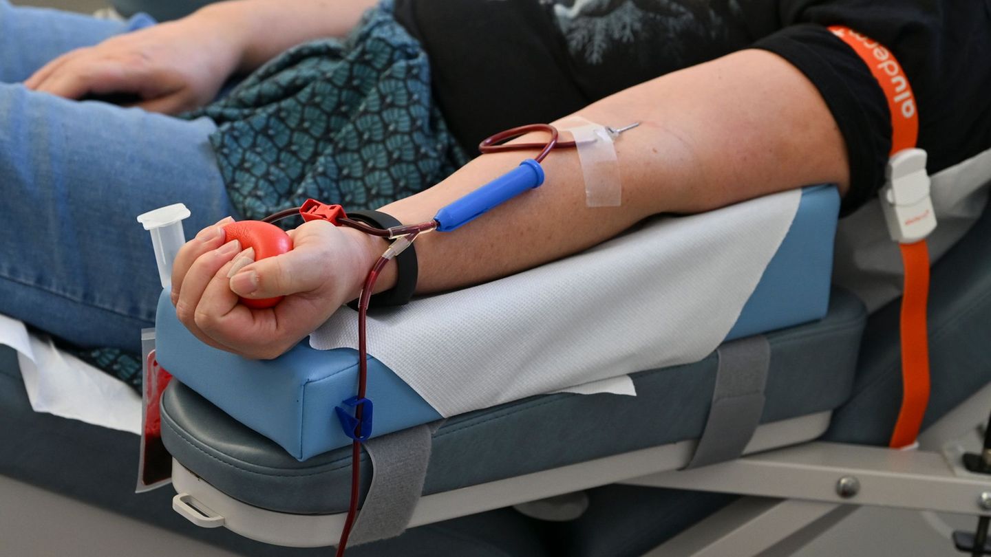 Aus einer Blutspende können Blutpräparate für gleich mehrere Patientinnen und Patienten hergestellt werden. (Archivbild) Foto: J