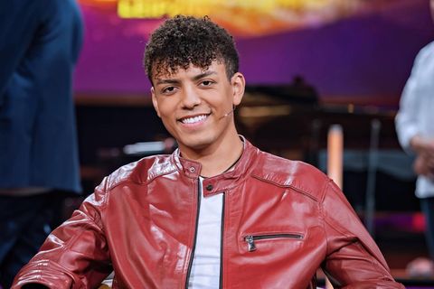 Louis Philippson in roter Lederjacke