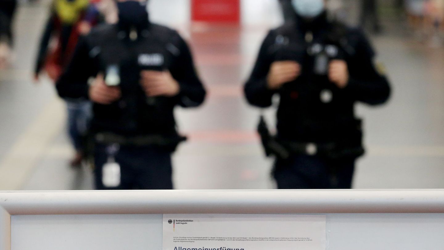 Mehr Sicherheit soll es an Silvester und Neujahr an den Bahnhöfen durch ein Waffenverbot geben. (Symbolbild) Foto: Roland Weihra