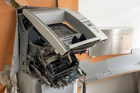 Das Quartett soll am Montagmorgen einen Geldautomaten in Ehekirchen gesprengt haben. Foto: Stefan Puchner/dpa