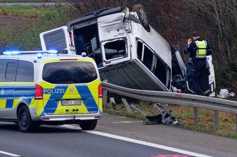Der Transporter überschlug sich bei dem Unfall. Foto: Henning Kaiser/dpa
