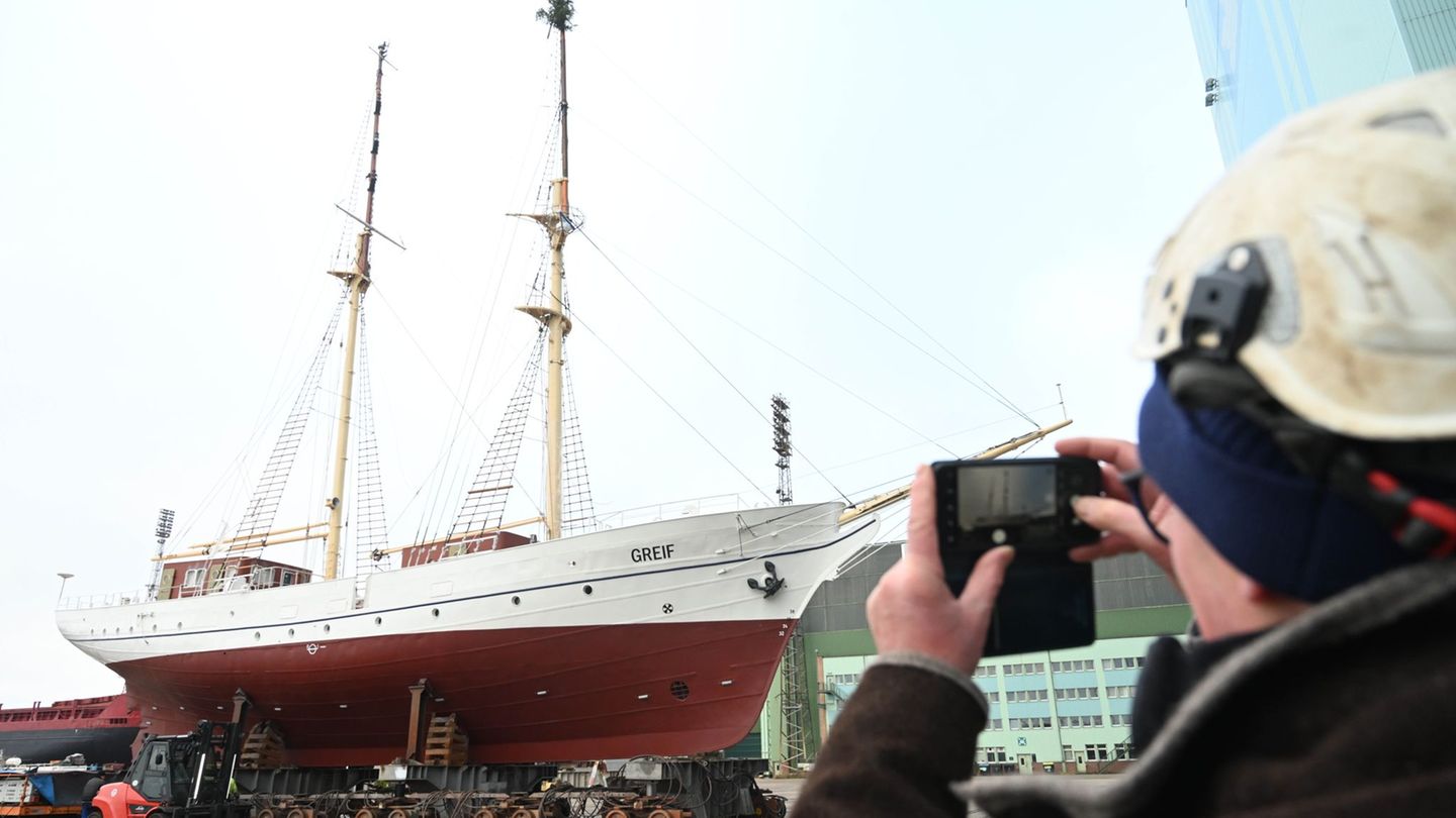 Wichtige Arbeiten fehlen noch, bevor die "Greif" wieder selbstständig segeln kann. Foto: Stefan Sauer/dpa