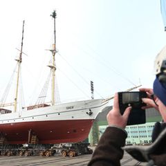 Wichtige Arbeiten fehlen noch, bevor die "Greif" wieder selbstständig segeln kann. Foto: Stefan Sauer/dpa