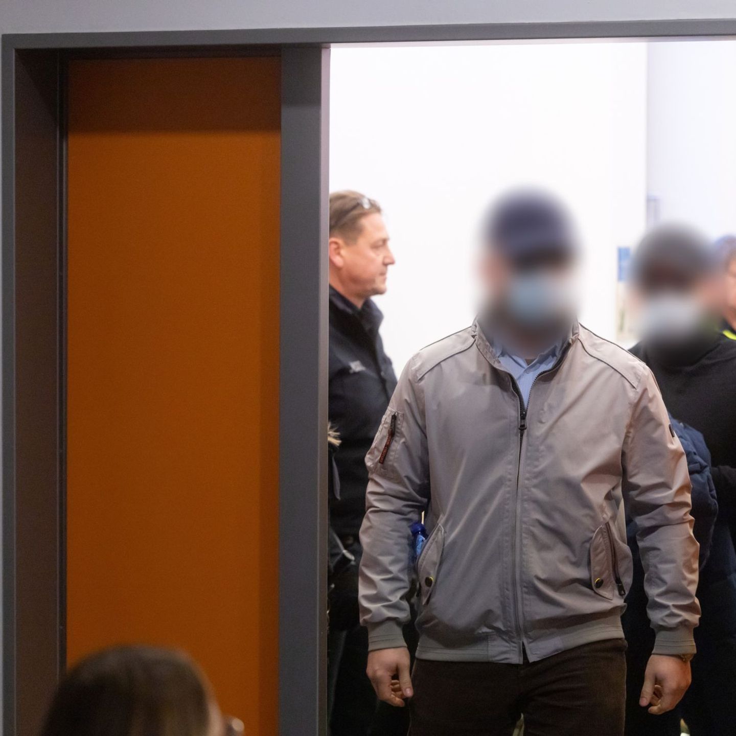 Die Angeklagten kommen zu Beginn des Revisionsverfahren im Fretterode-Prozess in den Gerichtssaal am Landgericht. Foto: Michael