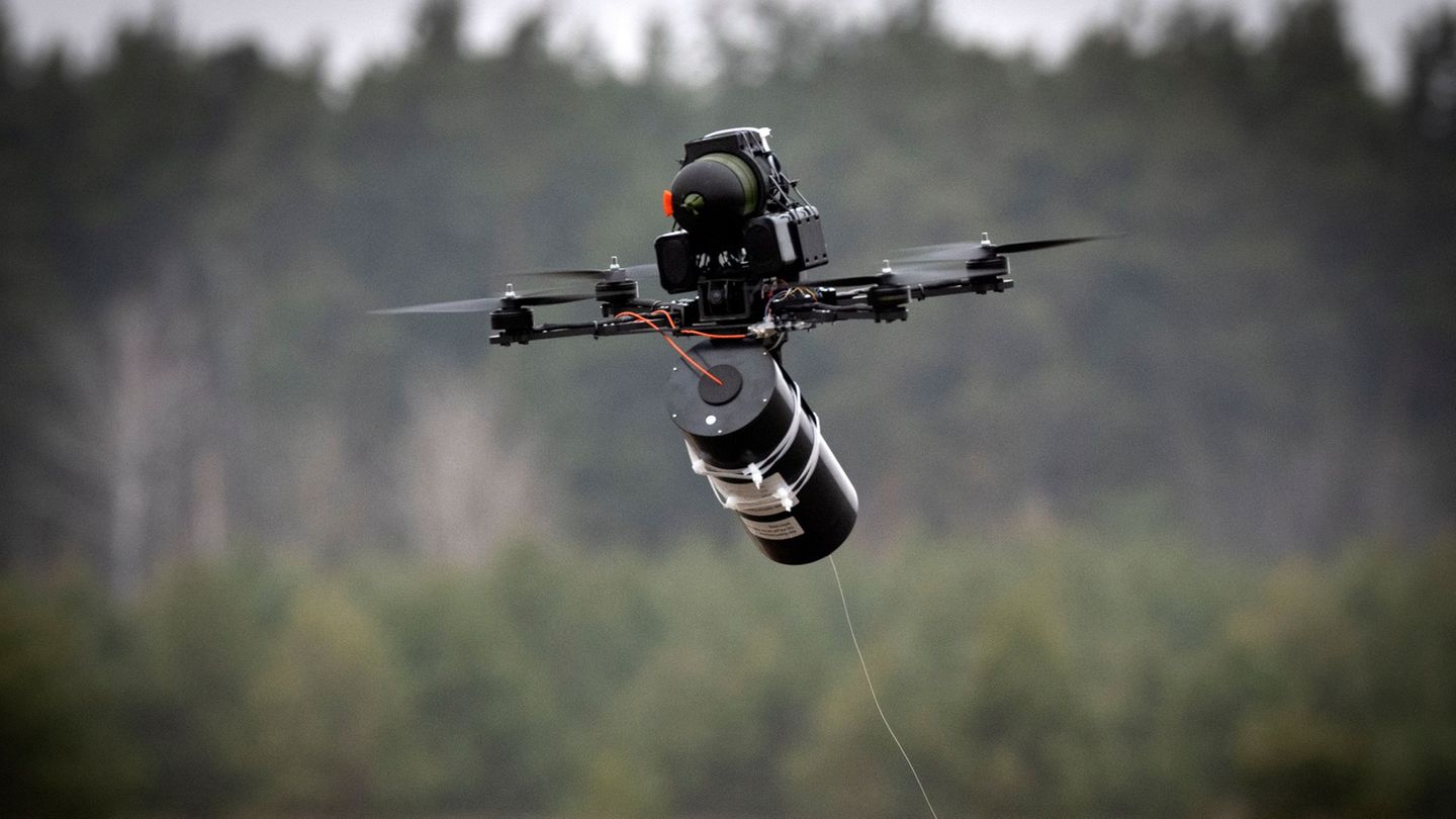 Im Ukraine-Krieg beobachten kleine Drohnen ständig das gesamte Gefechtsfeld (Archivbild)