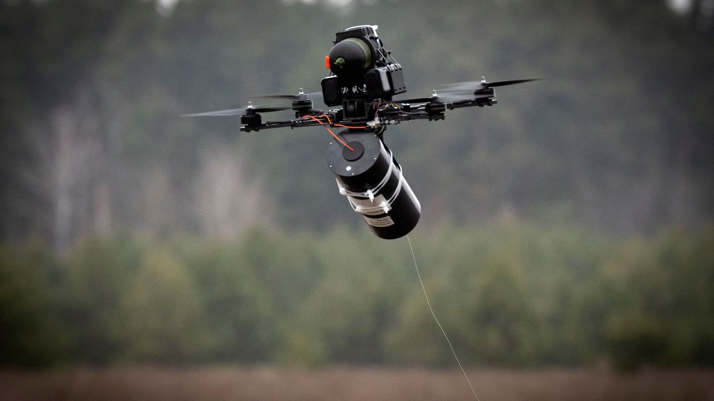 Im Ukraine-Krieg beobachten kleine Drohnen ständig das gesamte Gefechtsfeld. (Archivbild) Foto: Efrem Lukatsky/AP/dpa