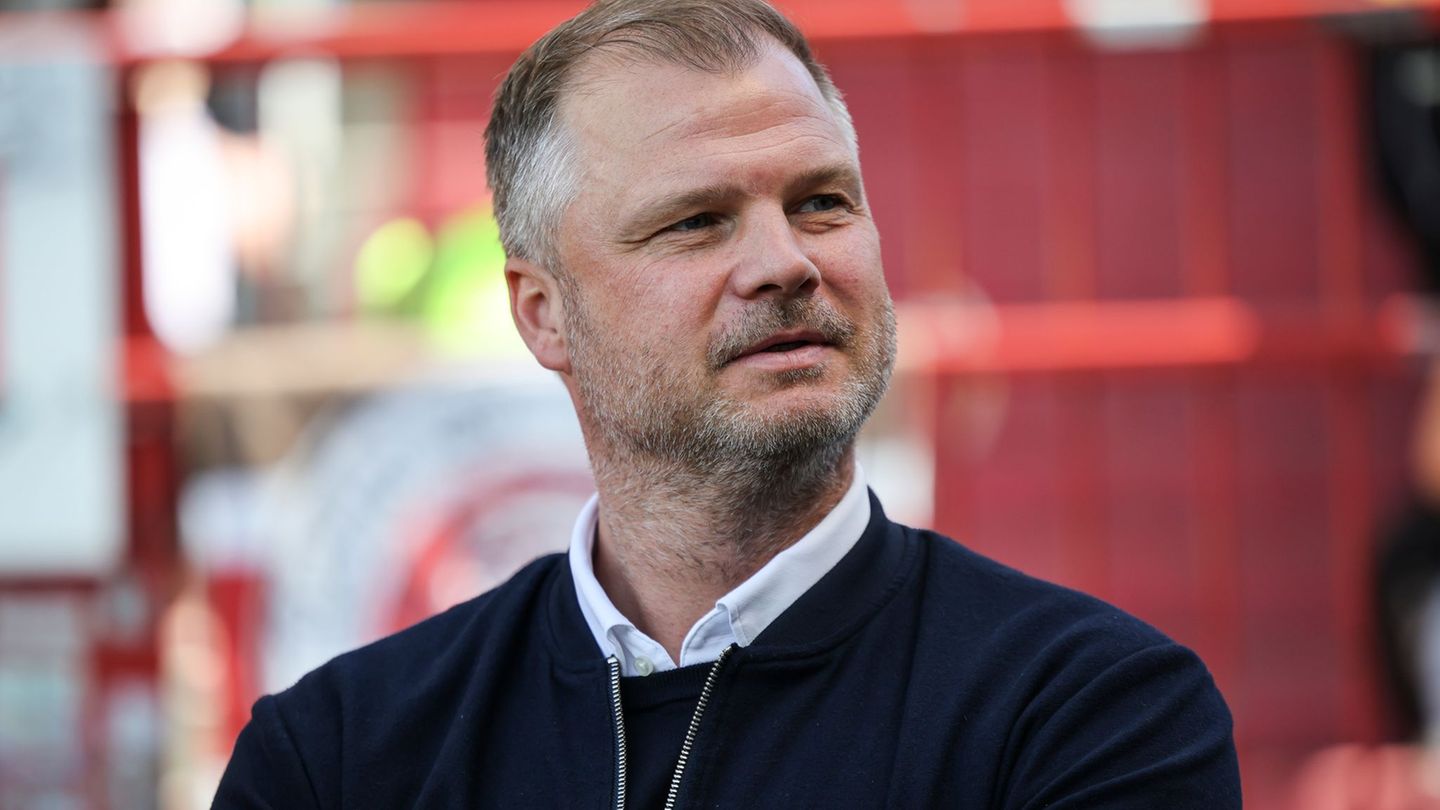 VfB-Sportvorstand Fabian Wohlgemuth freut sich auf einen Neuzugang. (Archivbild) Foto: Christian Charisius/dpa