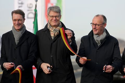 Symbolische Freigabe: NRW-Ministerpräsident Hendrik Wüst, Bundesverkehrsminister Patrick Schnieder und Bundeskanzler Friedrich M
