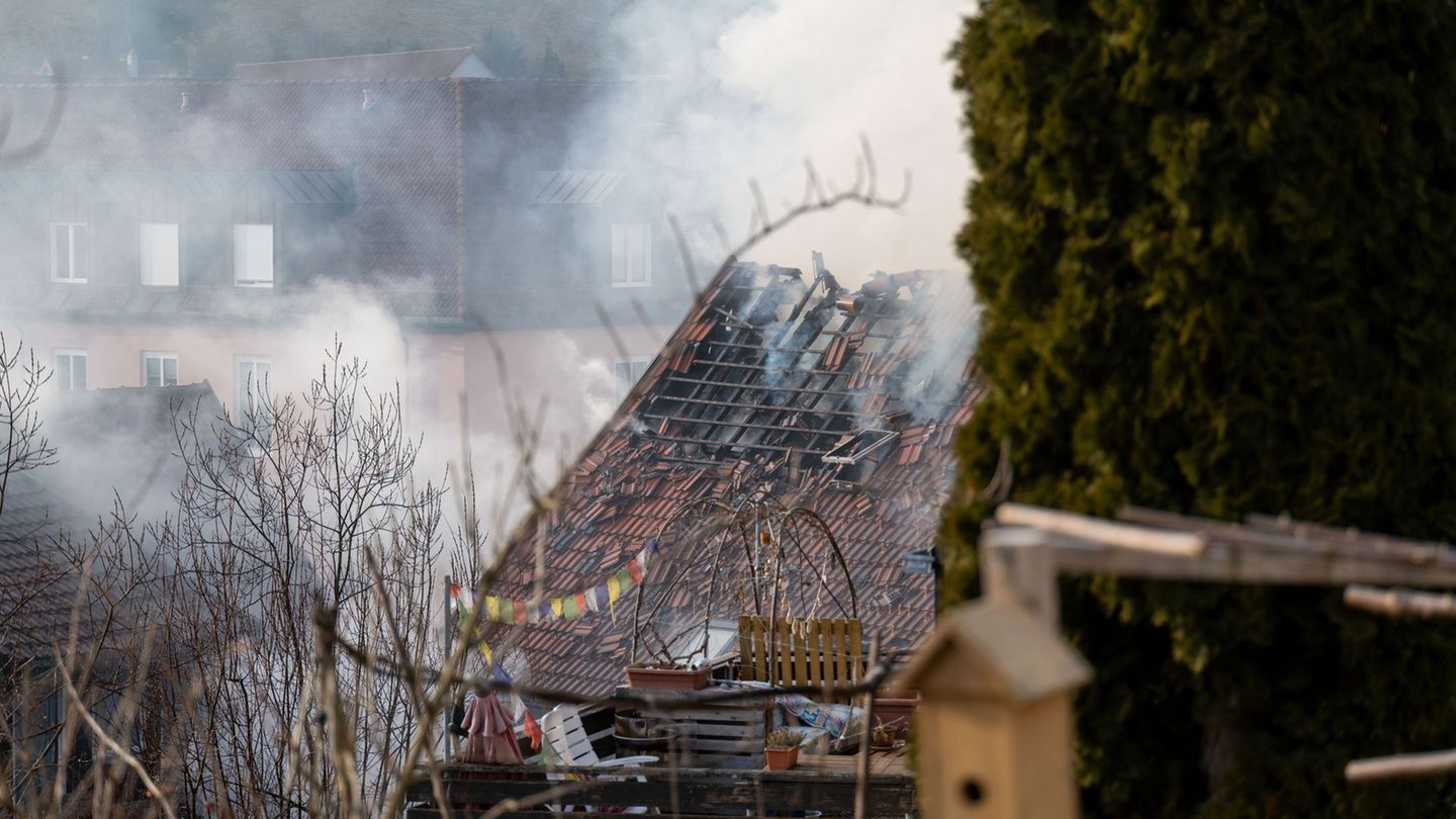 In einem Mehrfamilienhaus gab es bei einem Brand zahlreiche Verletzte. Foto: Joshua Rzepka/onw-images/dpa