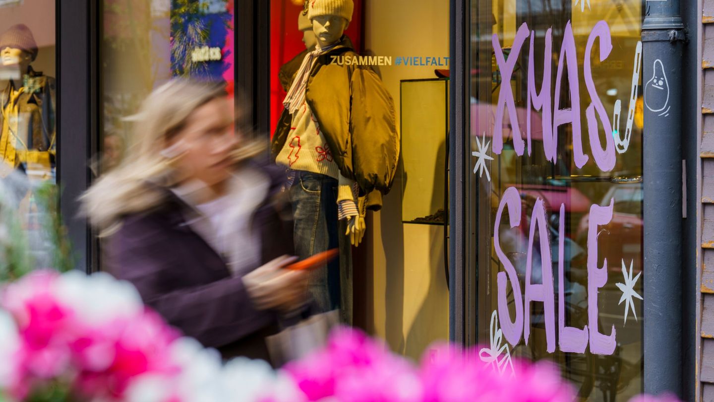 Viele Konsumentinnen und Konsumenten kaufen ihre Weihnachtsgeschenke nach Angaben des Handelsverbands Hessen inzwischen sehr kur