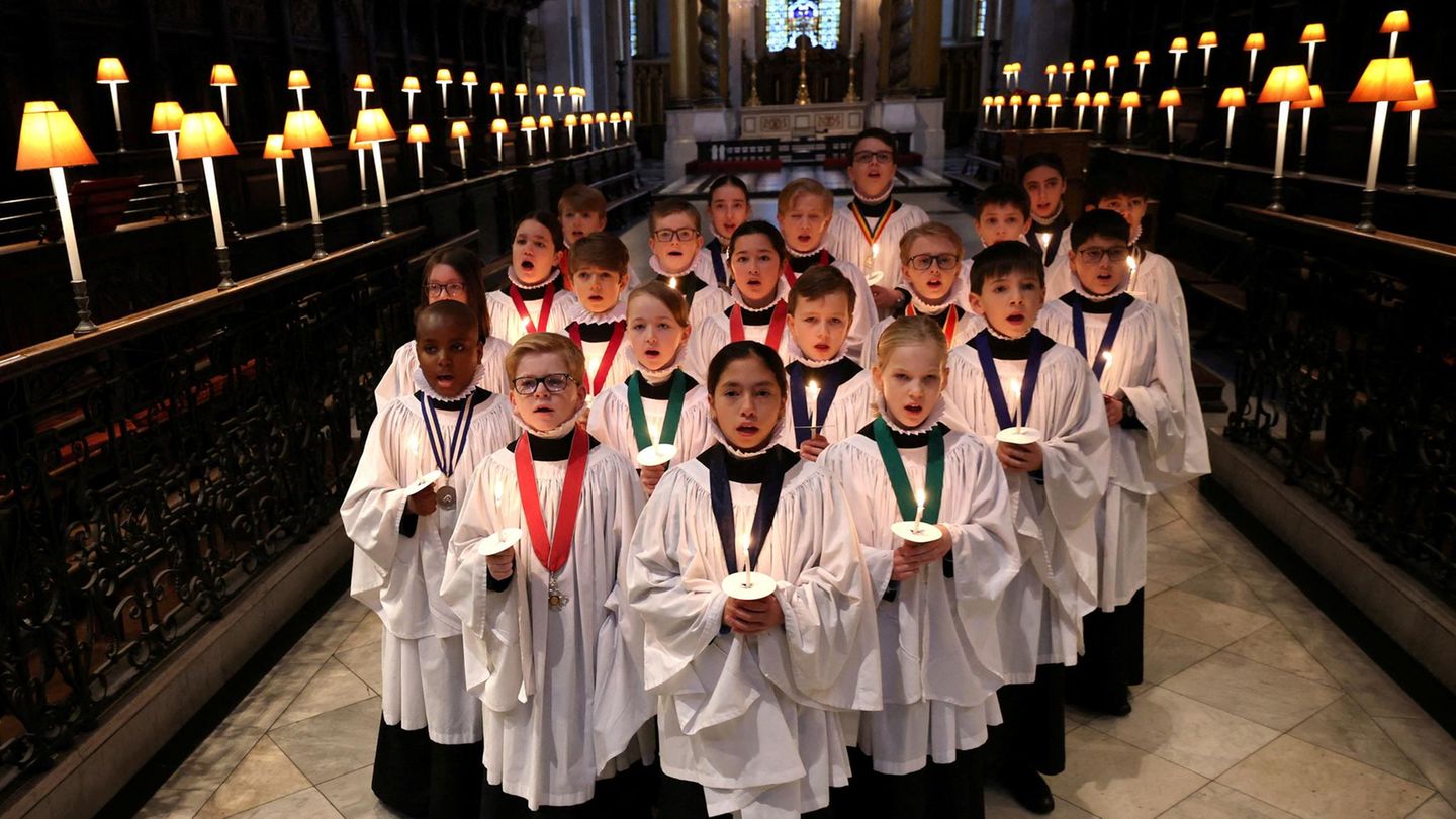London, England. Nicht mehr lang, dann ist Heiligabend. Damit bei den Weihnachtsgottesdiensten in der St. Paul's Cathedral alles glattläuft, üben diese kleinen Chorsänger bereits fleißig