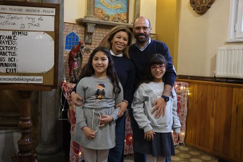 Zeynep und Andrea Leo mit ihren offiziell konfessionslosen Töchtern Leyla und Beatrice. Bei den Leos zu Hause werden aber beide ihrer Religionen gelebt