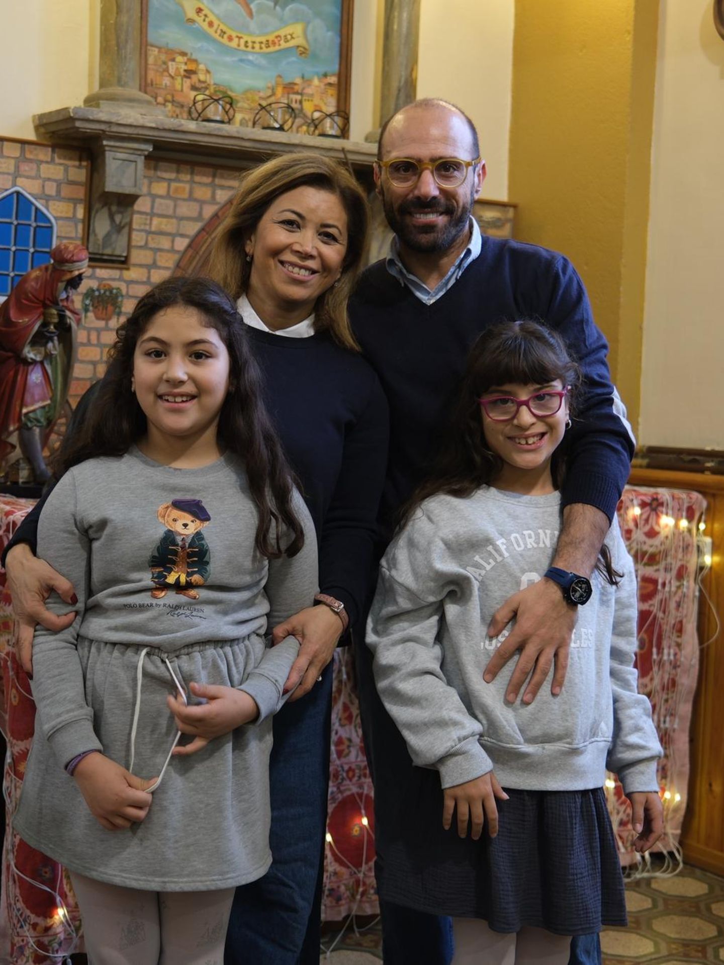 Zeynep und Andrea Leo mit ihren offiziell konfessionslosen Töchtern Leyla und Beatrice. Bei den Leos zu Hause werden aber beide ihrer Religionen gelebt