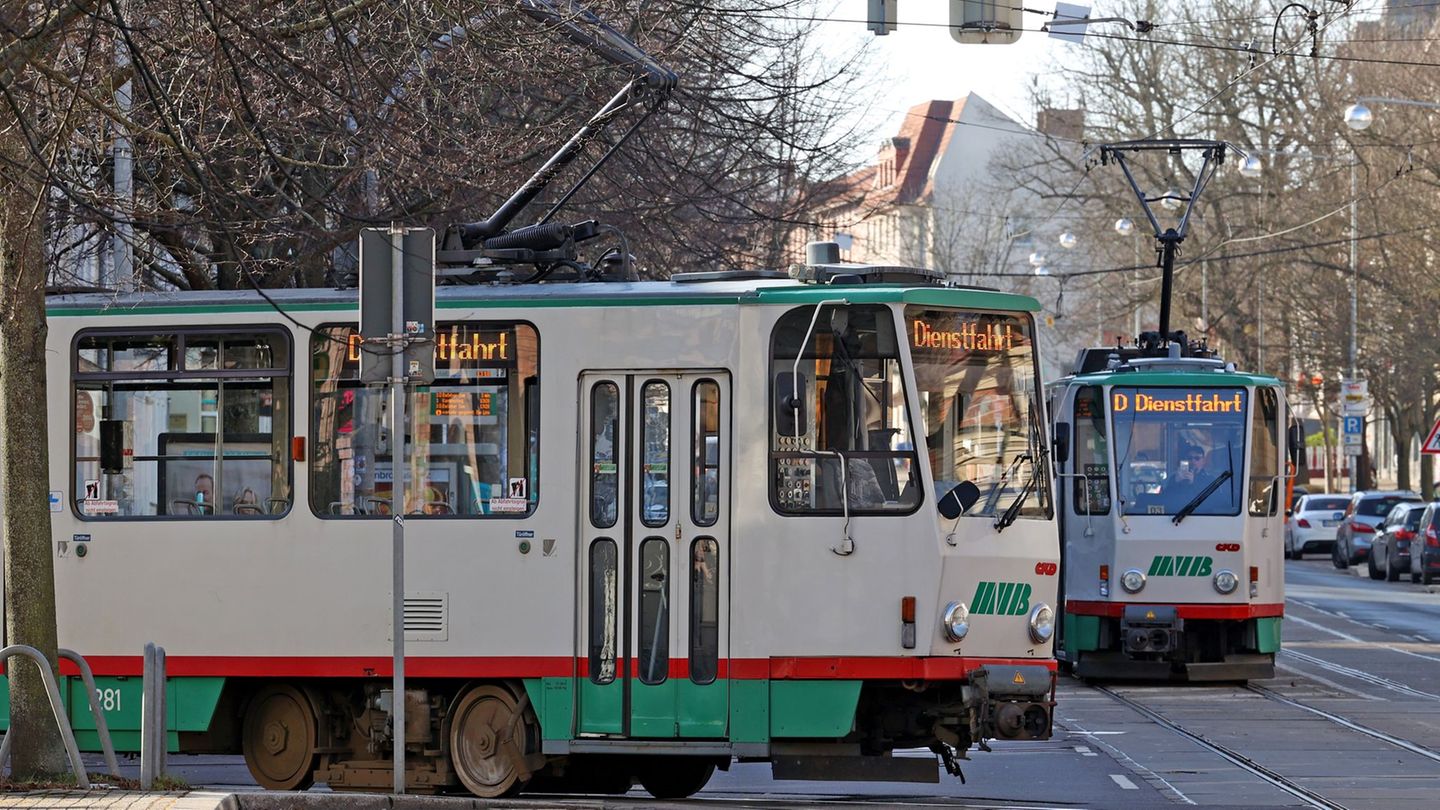 Eine Tatrabahn fährt durch die Landeshauptstadt. (Archivbild) Foto: Peter Gercke/dpa-Zentralbild/dpa