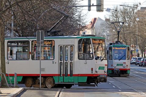 Eine Tatrabahn fährt durch die Landeshauptstadt. (Archivbild) Foto: Peter Gercke/dpa-Zentralbild/dpa