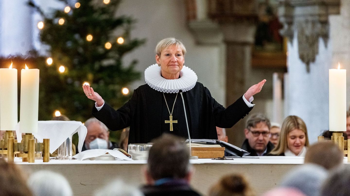 Die Weihnachtsgeschichte nehme der Ohnmacht die Macht, sagt die EKD-Ratsvorsitzende Kirsten Fehrs. (Archivbild) Foto: Markus Sch