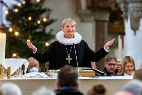 Die Weihnachtsgeschichte nehme der Ohnmacht die Macht, sagt die EKD-Ratsvorsitzende Kirsten Fehrs. (Archivbild) Foto: Markus Sch
