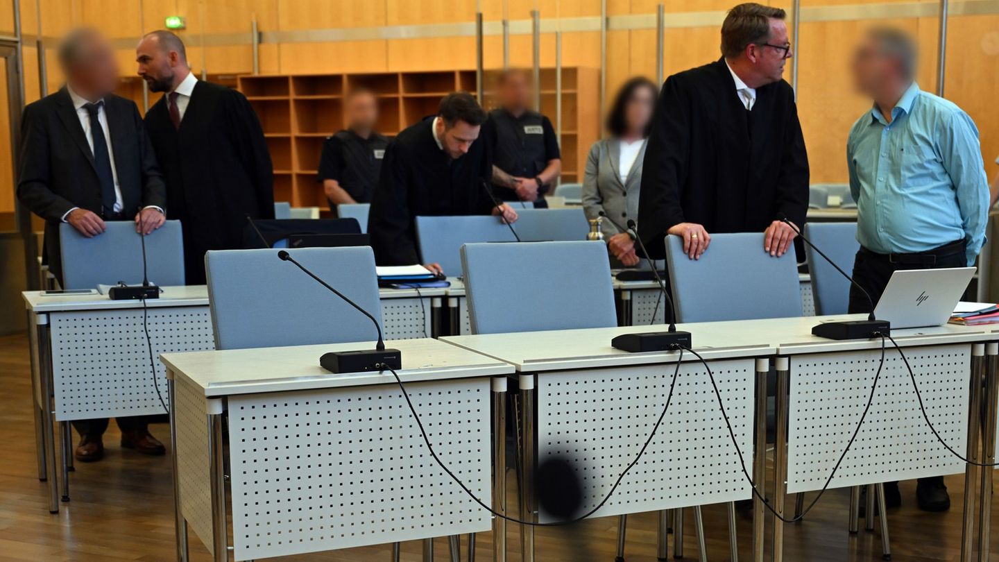 Das Gericht sprach die drei Angeklagten wegen gewerbs- und bandenmäßigen Verstoßes gegen das Außenwirtschaftsgesetz schuldig. (A