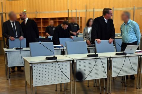 Das Gericht sprach die drei Angeklagten wegen gewerbs- und bandenmäßigen Verstoßes gegen das Außenwirtschaftsgesetz schuldig. (A