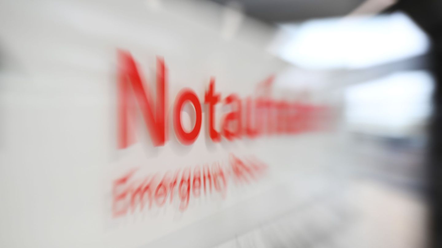 Ein Angehöriger schlägt einen Arzt im Klinikum. Foto: Marijan Murat/dpa