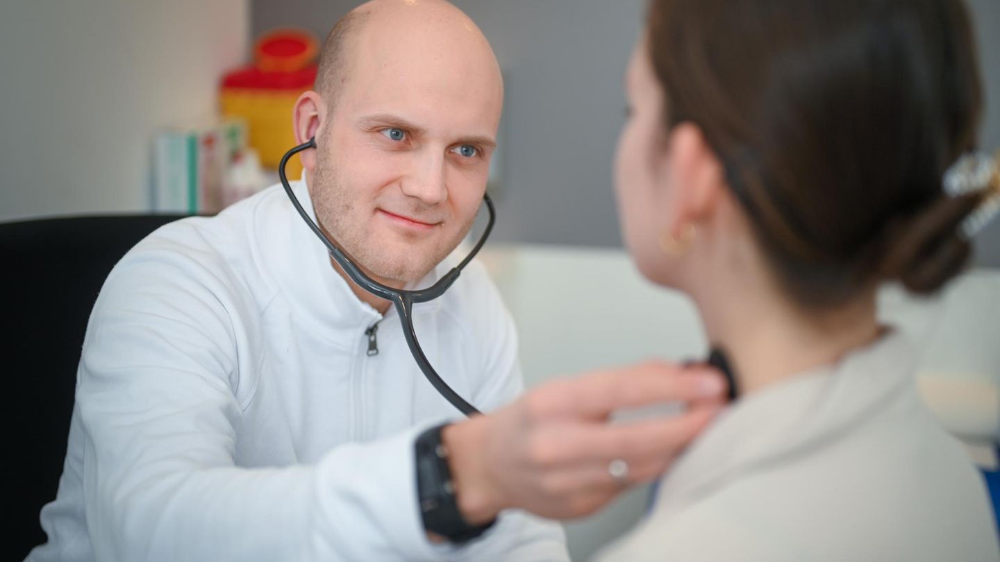 Hausarzt Daniel Schick untersucht eine Patientin. Ärztinnen und Ärzte genießen das größte Vertrauen
