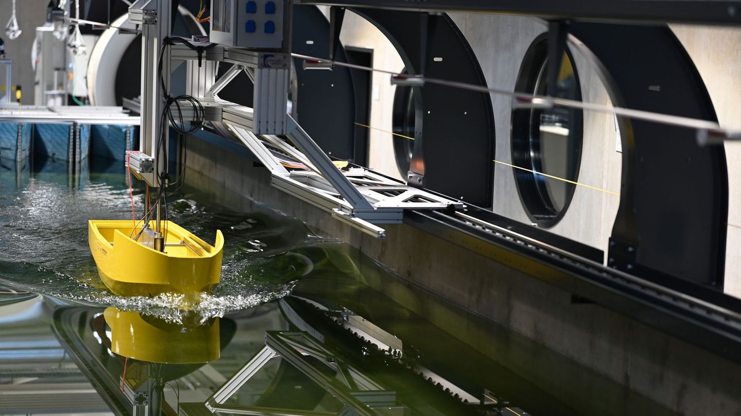 In Leer wird der Zukunftskutter im Modell schon getestet - nun steht die Entwicklung eines Prototypen an. Foto: Lars Penning/dpa