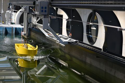 In Leer wird der Zukunftskutter im Modell schon getestet - nun steht die Entwicklung eines Prototypen an. Foto: Lars Penning/dpa