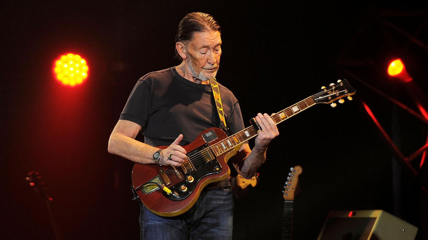 Mehr Reibeisenstimme ging nicht: Am 22. Dezember verstarb Sänger Chris Rea nach kurzer Krankheit im Alter von 74 Jahren – ausgerechnet kurz vor Weihnachten. Dem Fest der Liebe hatte Rea mit seinem Hit "Driving Home for Christmas" einen der größten Evergreens gewidmet. Doch auch abseits der Weihnachtsmusik feierte er mit Songs wie "Joesephine" große Erfolge