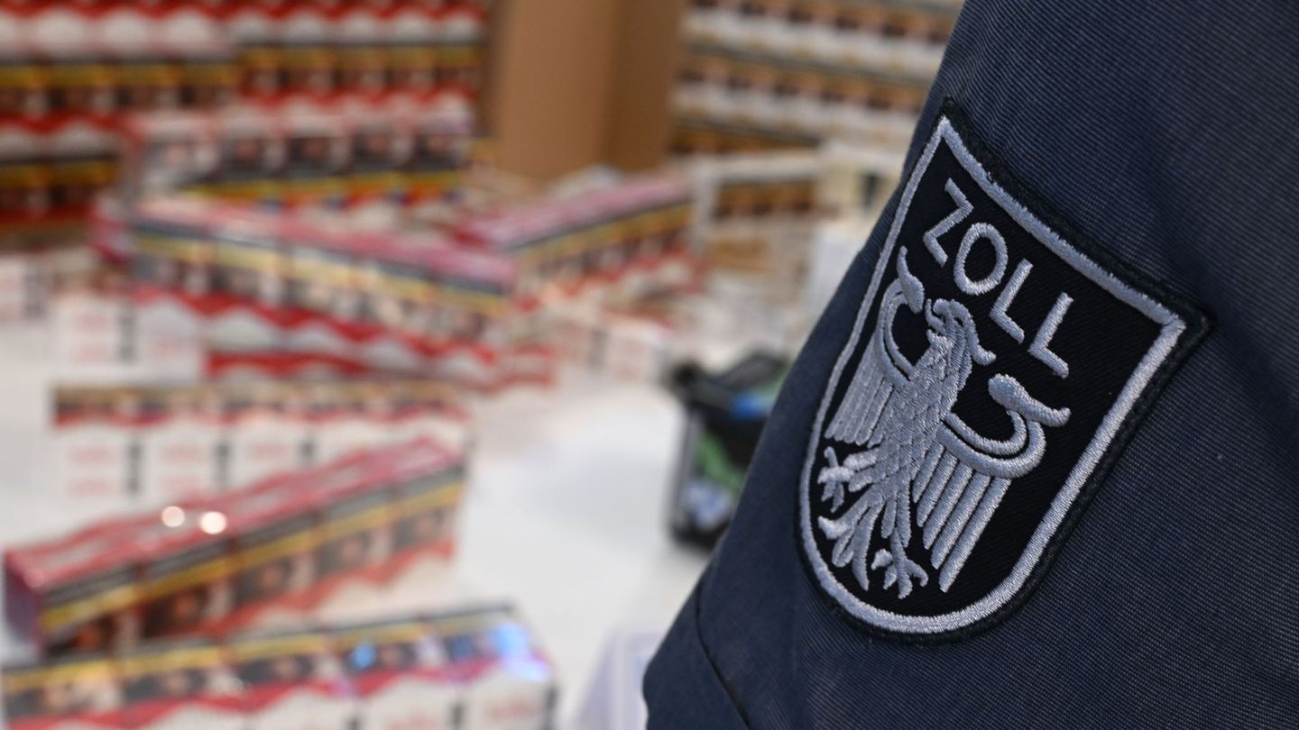 In Munster stellt der Zoll massenhaft unversteuerte Zigaretten sicher. Foto: Arne Dedert/dpa