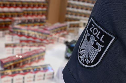 In Munster stellt der Zoll massenhaft unversteuerte Zigaretten sicher. Foto: Arne Dedert/dpa