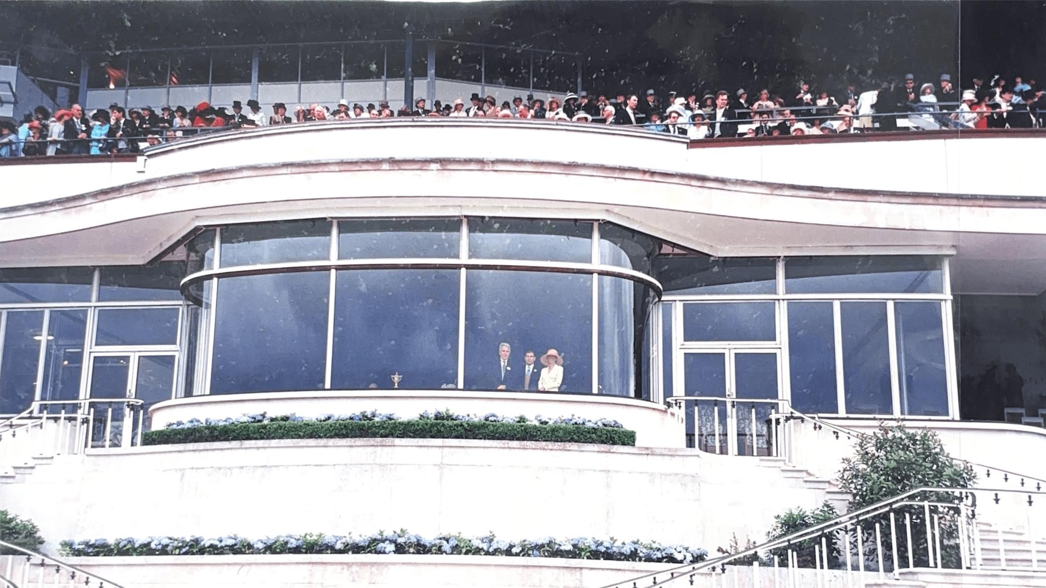 Jeffrey Epstein und Ghislaine Maxwell kamen vor 25 Jahren als Gäste von Andrew in die Royal Box der Pferderennbahn Ascot. Die ist eigentlich ausschließlich Royals und Ehrengästen vorbehalten