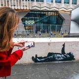 London, England. Mit zwei neuen, nahezu identischen Graffitis hat der britische Künstler Banksy für Aufsehen gesorgt. Die Werke zeigen jeweils ein Kind mit Mütze und Gummistiefeln, das neben einer anderen Person liegt, die in den Himmel zeigt. Das eine Graffiti wurde nahe der Tottenham Court Road entdeckt (Bild), das andere in Bayswater nördlich vom Kensington-Park