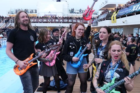 Selbst wenn sie nur aufblasbar und aus Gummi sind: Gitarren sind an Bord allgegenwärtig.