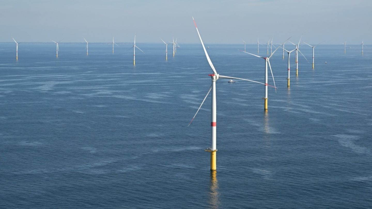 Eine Offshore-Windanlage (Symbolbild)