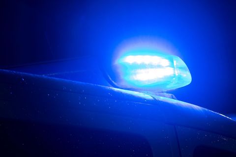 Blaulicht leuchtet auf dem Dach eines Polizeiwagens