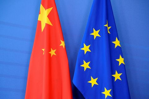 Die chinesische und die EU-Flagge