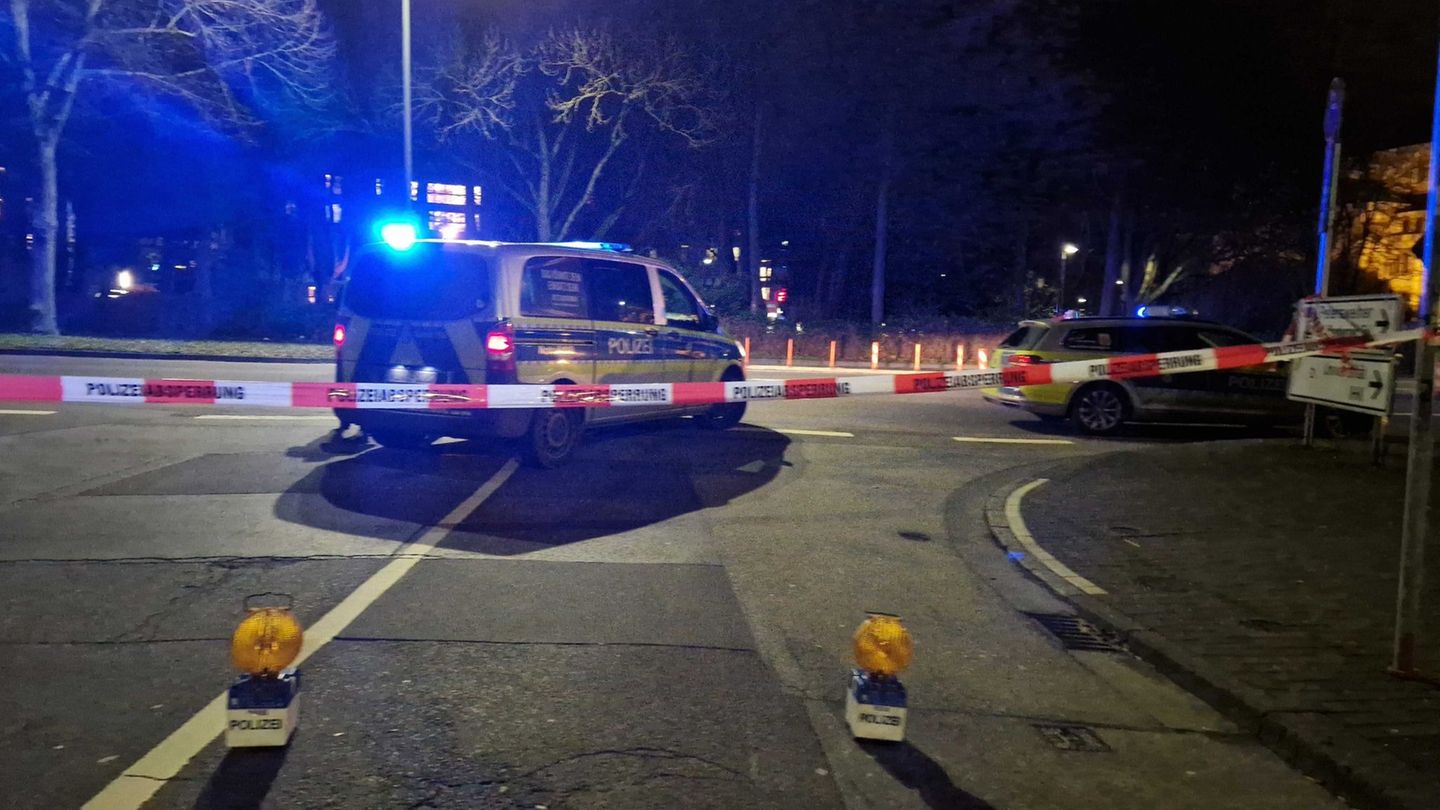 Ein Auto soll in eine Bushaltestelle gefahren sein, vier Menschen werden laut Polizei verletzt. Die Polizei sucht nun nach Bilde