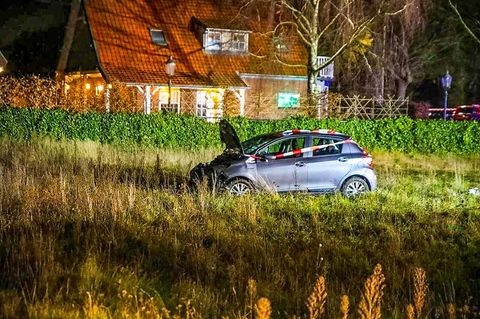 Niederlande: Ein Auto steht nach dem Unfall im Gras