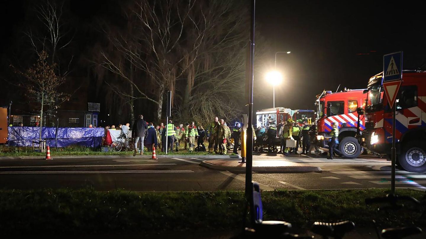 Rettungskräfte versorgen die Opfer eines schweren Unfalls in den Niederlanden