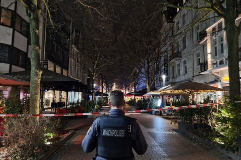 Ein Auto soll in der Gießener Innenstadt in eine Bushaltestelle gefahren sein, vier Menschen werden laut Polizei verletzt. Foto: